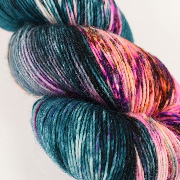 Uschitita Fiber Arts Merino Singles Yarn Hand-Dyed Superwash Wool Frequency - Picture 2 of 3